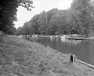 884978 Gezicht op de Stadsbuitengracht ter hoogte van het Pelmolenplantsoen te Utrecht met enkele pleziervaartuigen, ...